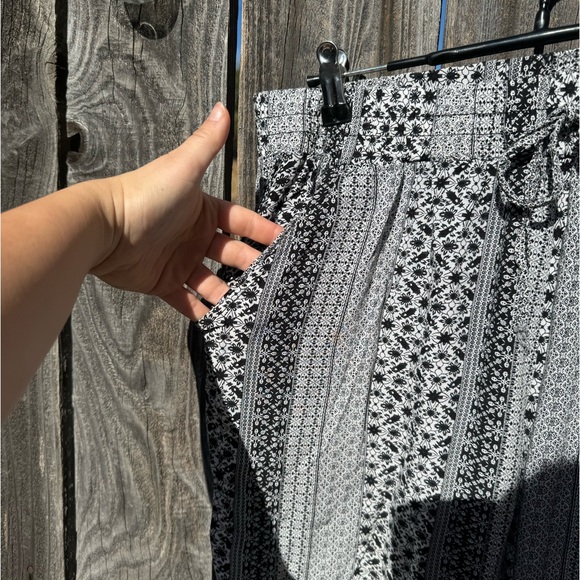 CLEARANCE 3/$15 Black and White Floral slim fit drawstring casual soft pants m/L - Picture 3 of 10